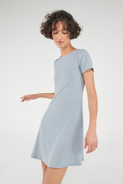 Vestido corto manga corta en tela unicolor.