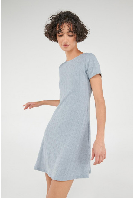 Vestido corto manga corta en tela unicolor.