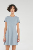 Vestido corto manga corta en tela unicolor.