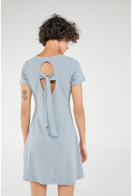 Vestido corto manga corta en tela unicolor.