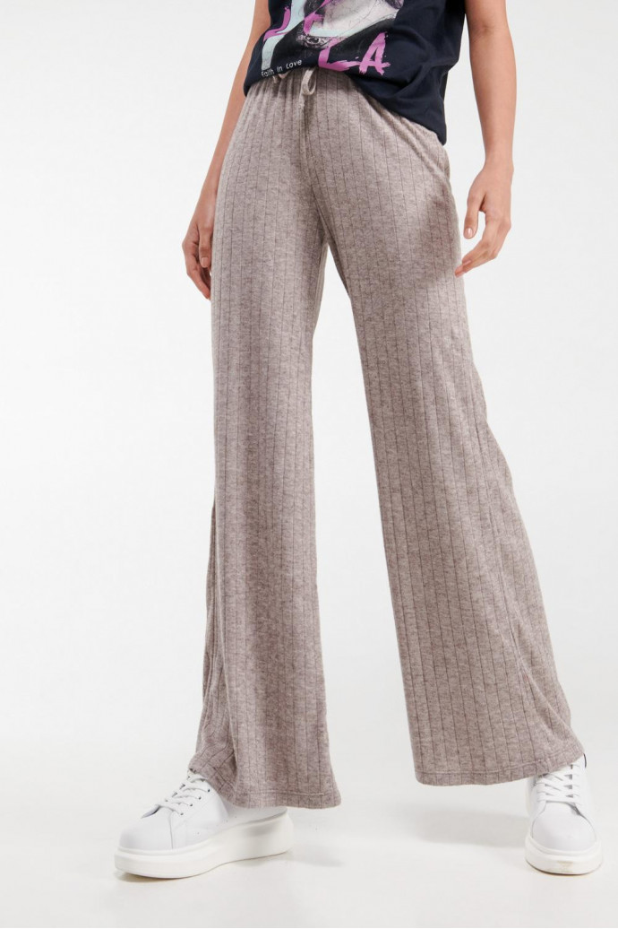 Pantalón , bota ancha y recta, unicolor.