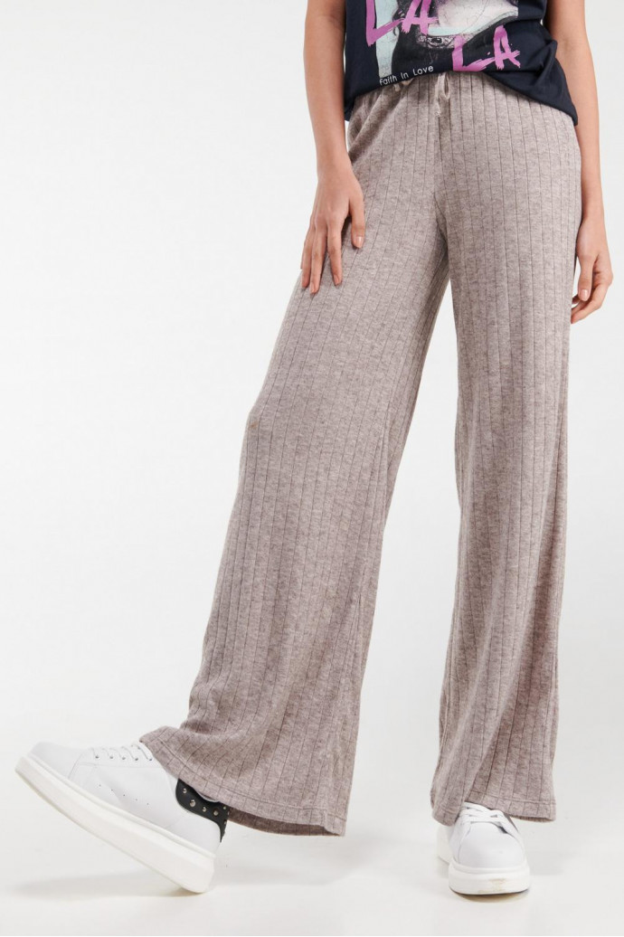 Pantalón , bota ancha y recta, unicolor.