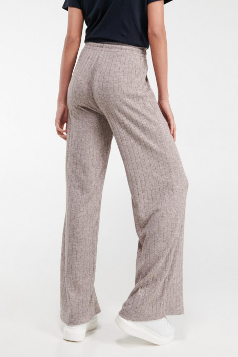 Pantalón , bota ancha y recta, unicolor.