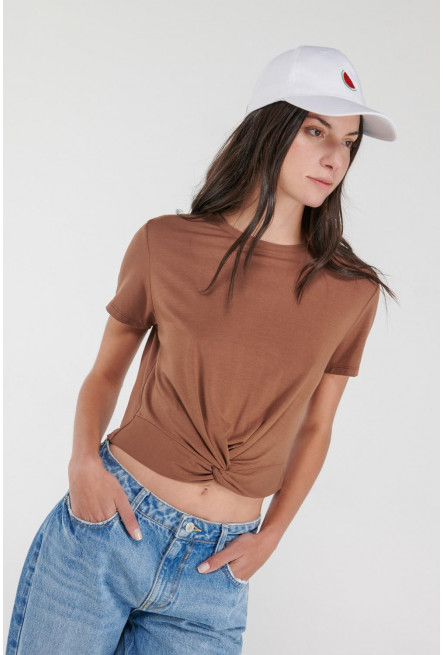 Camiseta manga corta, unicolor con nudo en frente.