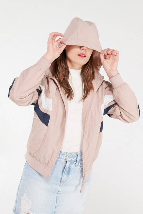 Chaqueta liviana con capota