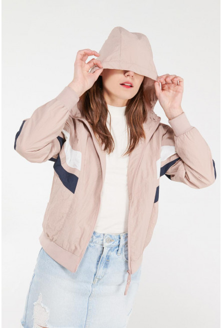 Chaqueta liviana con capota