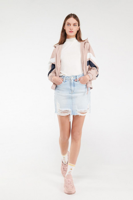 Chaqueta liviana con capota