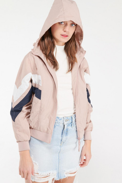 Chaqueta liviana con capota