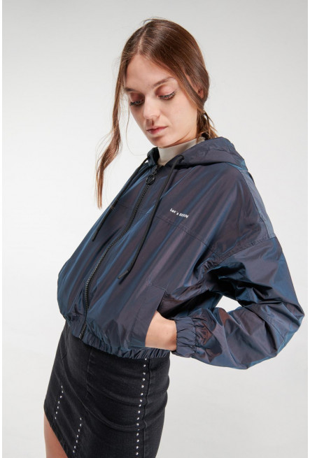 Chaqueta liviana con capota