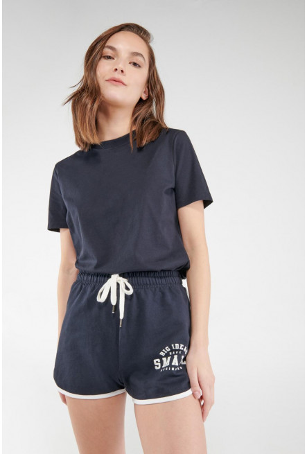 Short corto negro con estampando y contraste