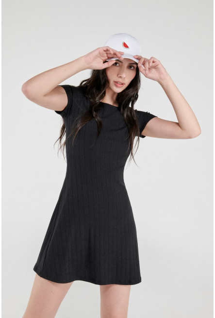 Vestido corto manga corta en tela unicolor.