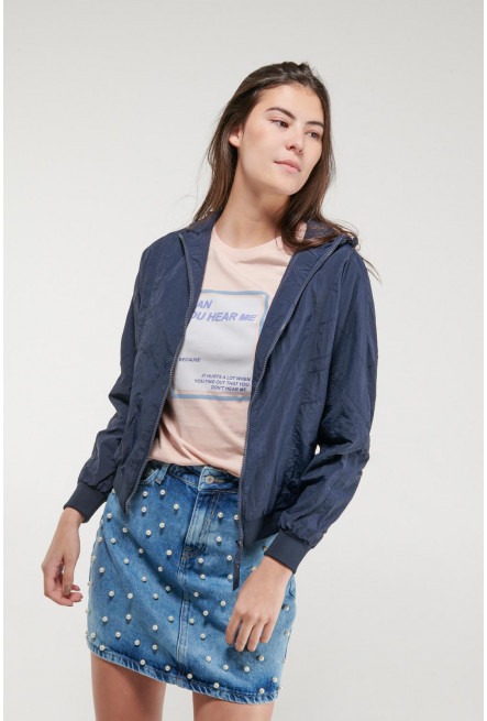 Chaqueta liviana con capota
