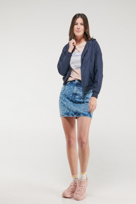 Chaqueta liviana con capota