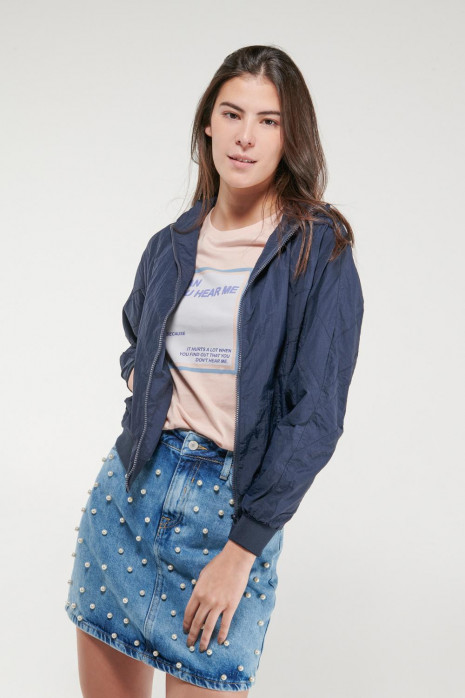 Chaqueta liviana con capota