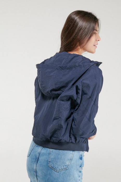 Chaqueta liviana con capota