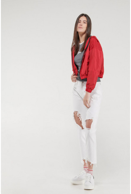 Chaqueta liviana con capota