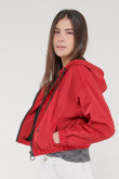 Chaqueta liviana con capota
