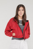 Chaqueta liviana con capota