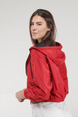 Chaqueta liviana con capota
