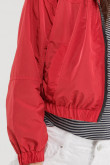 Chaqueta liviana con capota