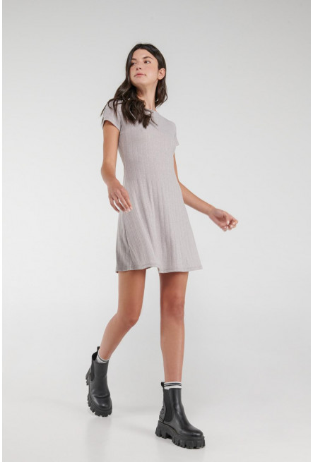 Vestido corto manga corta en tela unicolor.
