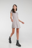 Vestido corto manga corta en tela unicolor.