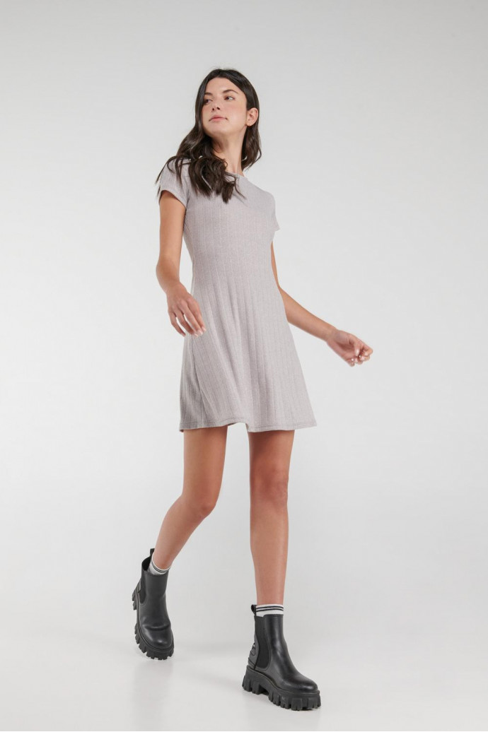 Vestido corto manga corta en tela unicolor.