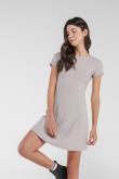 Vestido corto manga corta en tela unicolor.