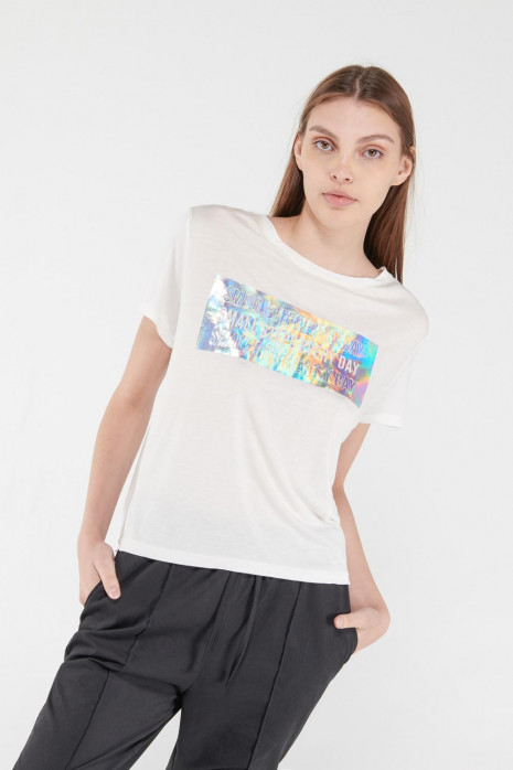 Camiseta manga corta con estampado college.