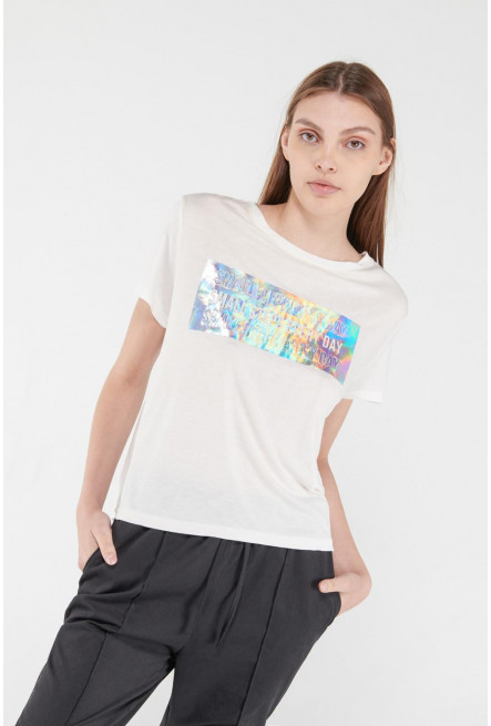 Camiseta manga corta con estampado college.