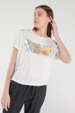 Camiseta manga corta con estampado college.