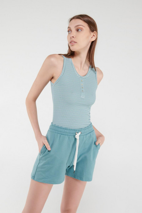Short unicolor con bolsillos