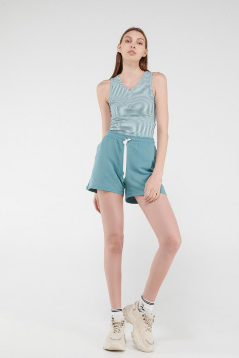 Short unicolor con bolsillos
