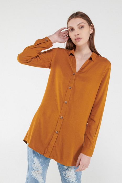 Blusa unicolor, aberturas en costados