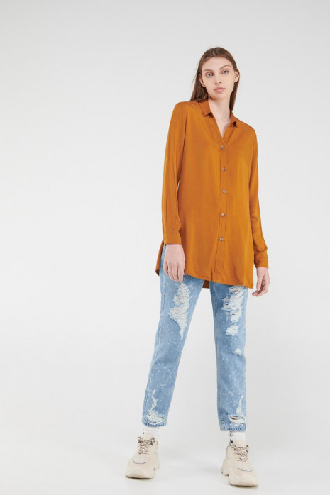 Blusa unicolor, aberturas en costados
