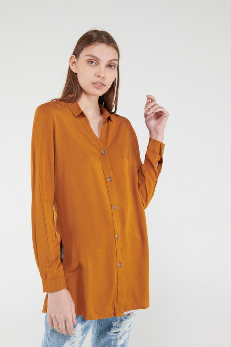 Blusa unicolor, aberturas en costados