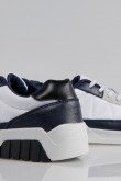 Tenis urbanos con diseño en suela