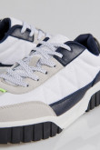 Tenis urbanos con diseño en suela