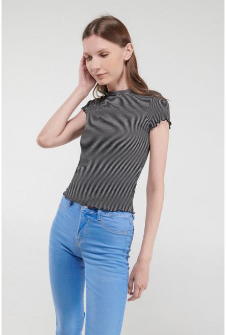 Camiseta cuello redondo, manga corta en rib.