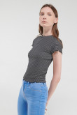 Camiseta cuello redondo, manga corta en rib.