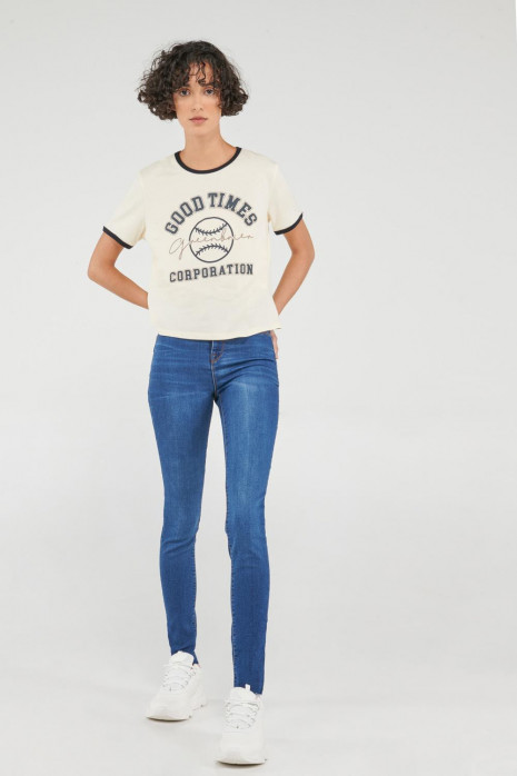 Camiseta con estampado puños en contraste