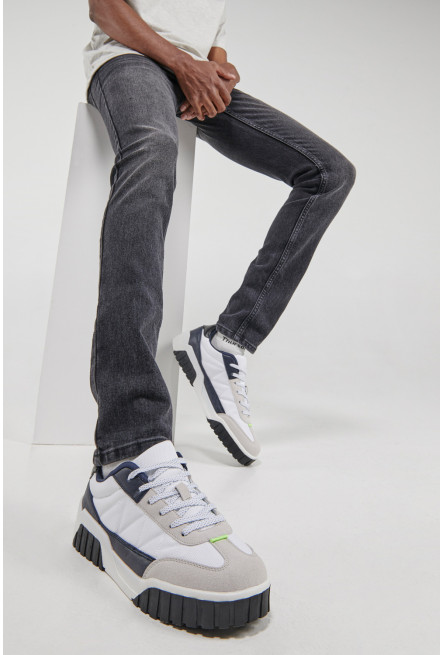 Tenis urbanos con diseño en suela