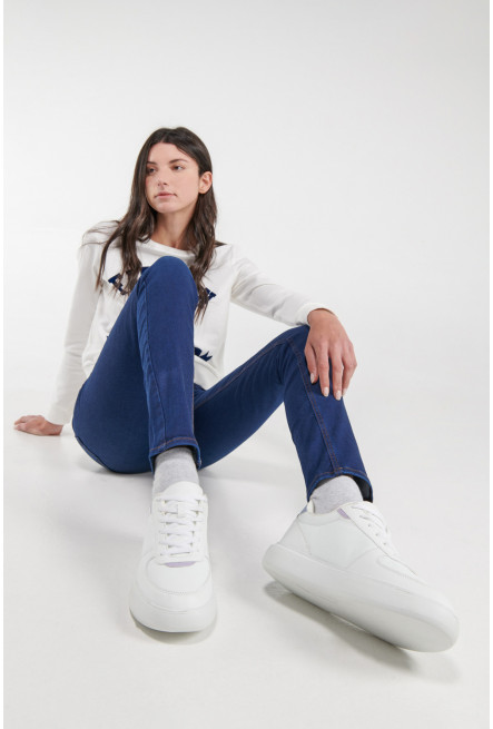 Zapato unicolor con detalle de color en posterior