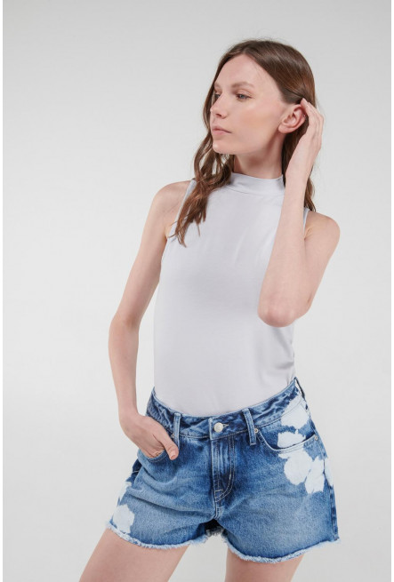 Camiseta, manga sisa, cuello alto, unicolor.