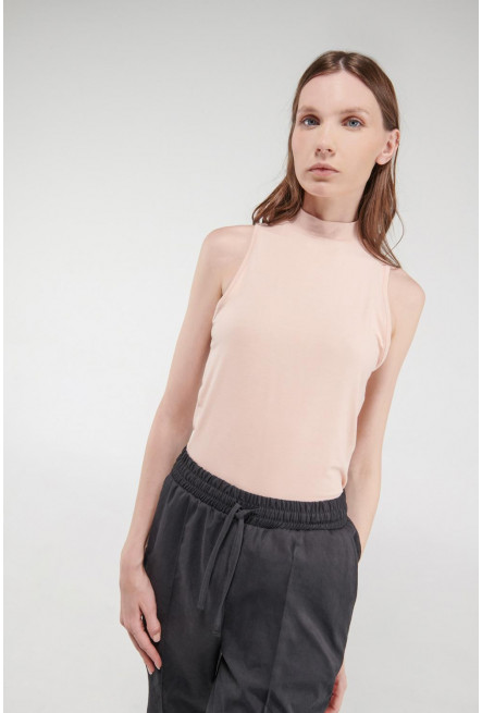 Camiseta, manga sisa, cuello alto, unicolor.