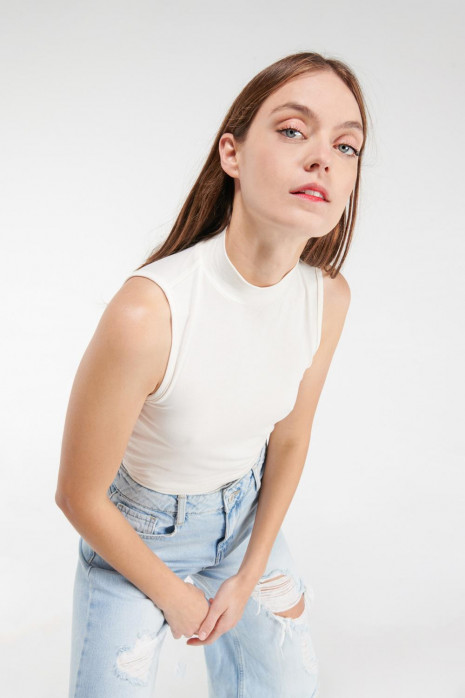 Camiseta, manga sisa, cuello alto, unicolor.