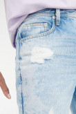 Bermuda Slim de jean azul clara con rotos