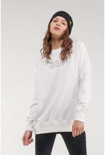 Buzo cuello redondo con mini bordado, unicolor.