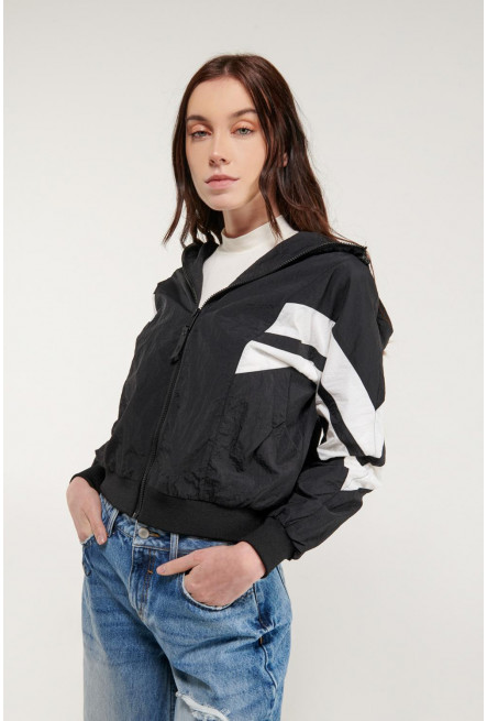 Chaqueta liviana con capota