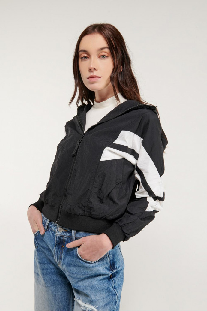 Chaqueta liviana con capota